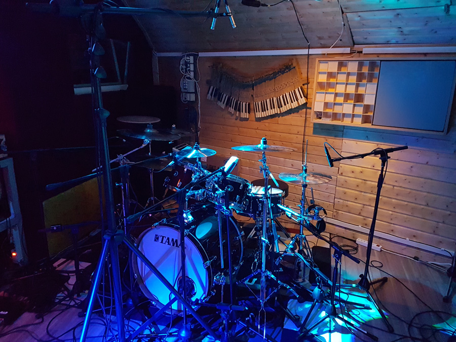 STUDIO RECORDING DRUMS